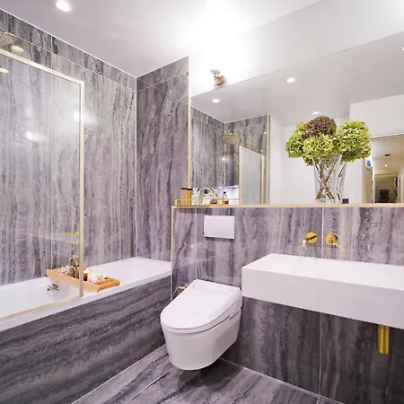 Luxury And Large 2 Bedroom In The Exclusive Golden Triangle Lejlighed