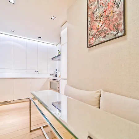 Luxury And Large 2 Bedroom In The Exclusive Golden Triangle