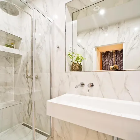 Lejlighed Luxury And Large 2 Bedroom In The Exclusive Golden Triangle Paris